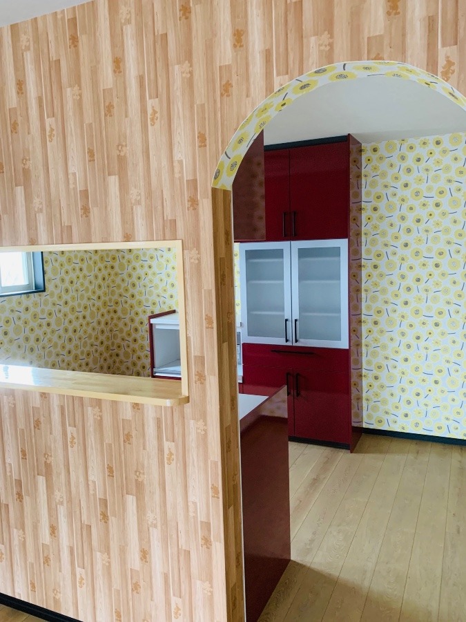 アーチから覗くレトロポップなキッチン