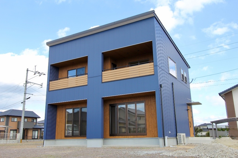青と木のコントラストが美しい家