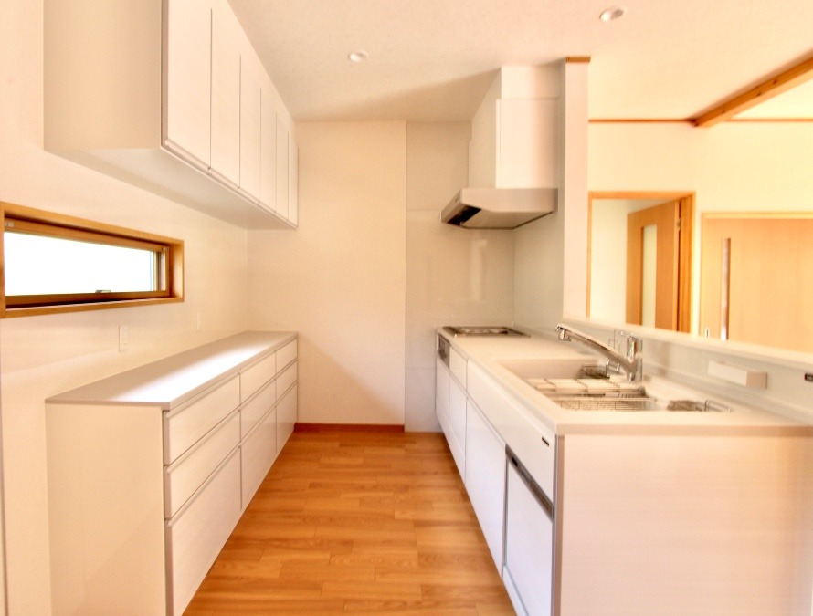 白と木目のやさしいコントラスト