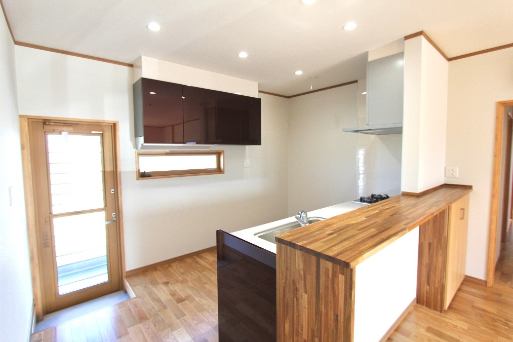 明るく開放感のあるキッチンスペース