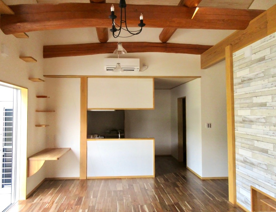 空間に個性を与える梁と、猫も喜ぶ工夫