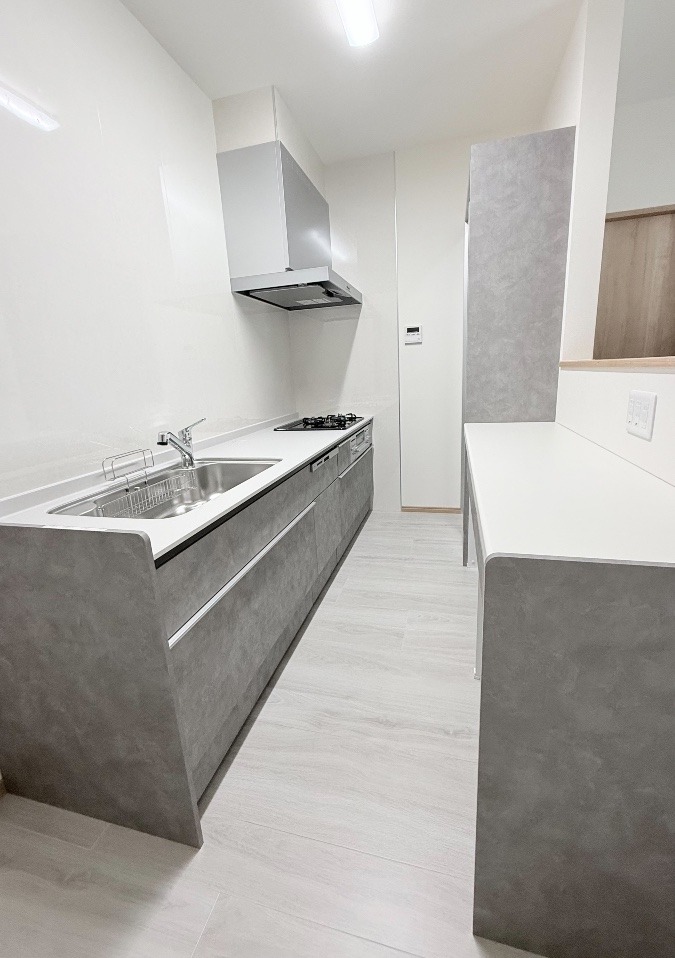 明るく落ち着いたグレーのキッチン