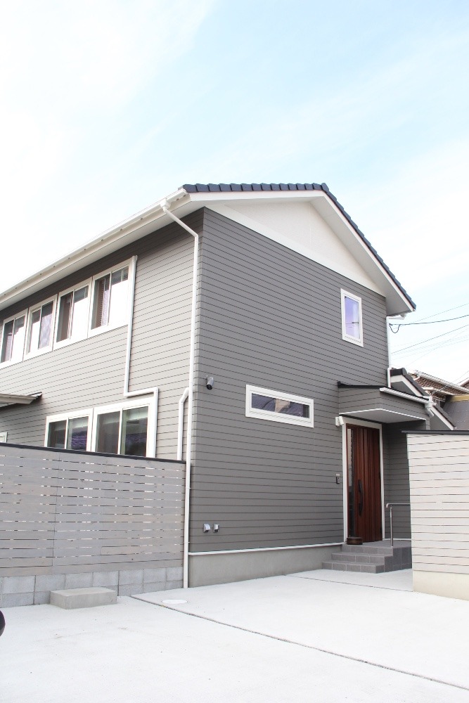 グレー×白の飽きずに暮らせる外観デザイン