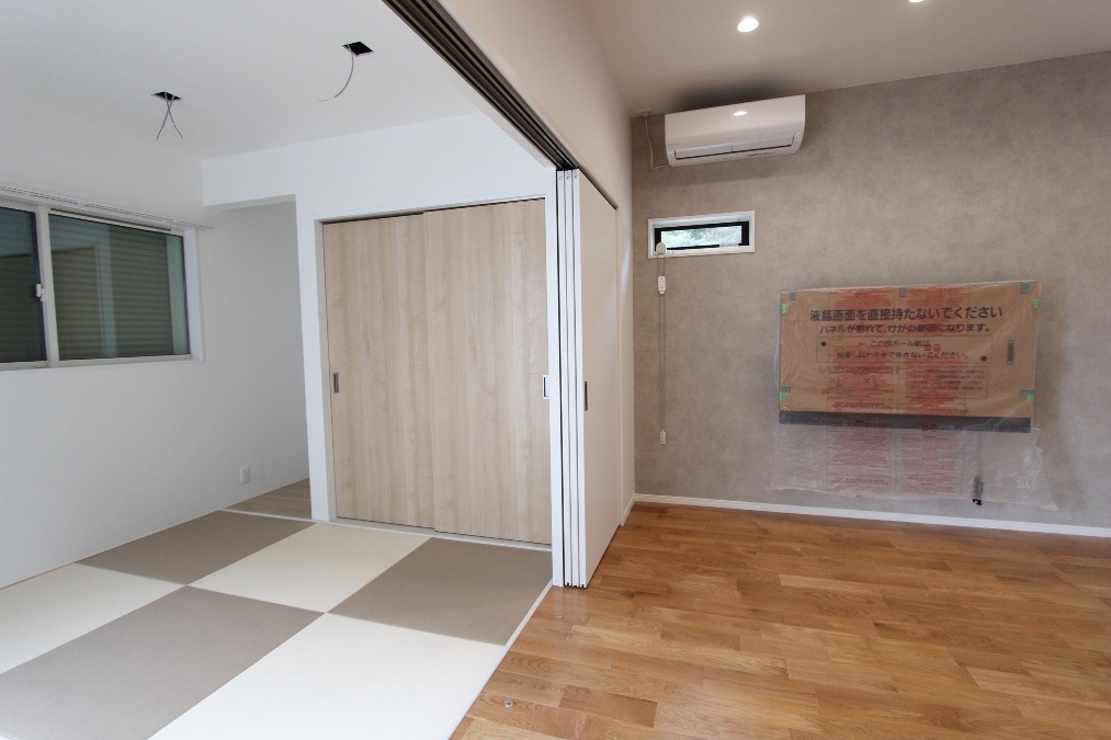 リビングとつながるフラットな和室