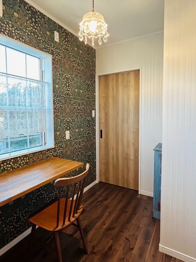 ウィリアム・モリスの壁紙が映える書斎