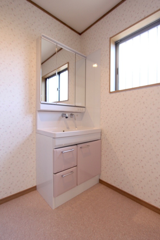 ほんのりピンクで整える、上品で愛らしい洗面空間