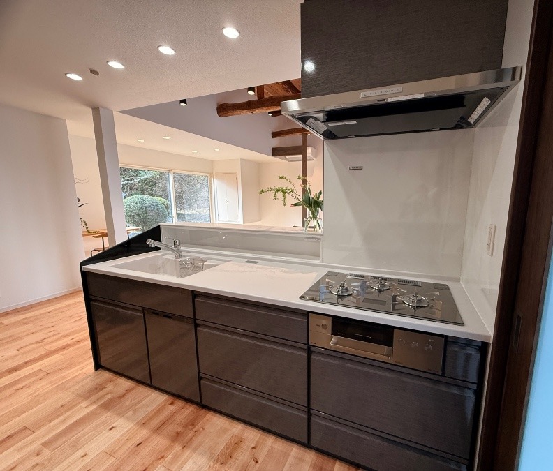 明るさも引き締めも、こだわりのタカラスタンダードキッチン