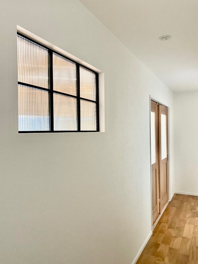 シンプルに映える、黒枠のアクセント