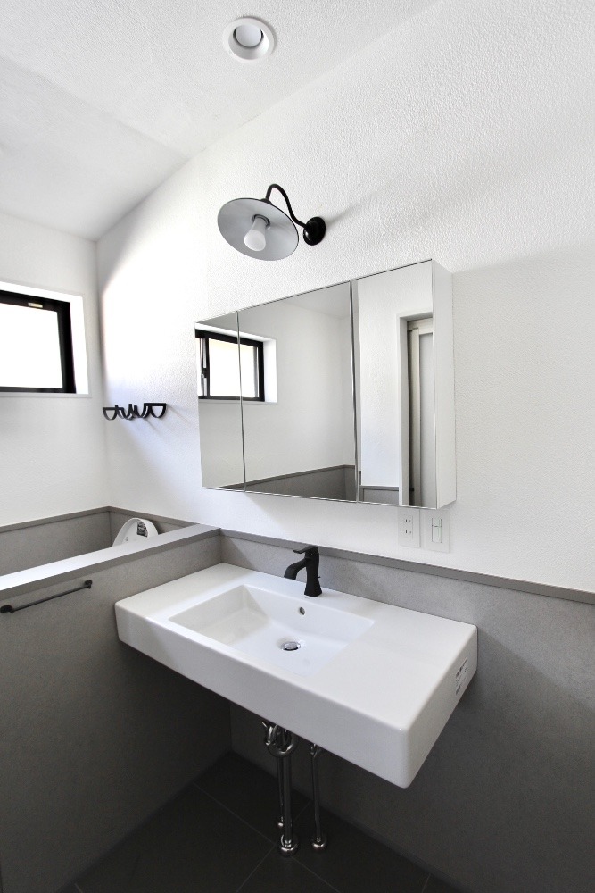 無彩色で魅せる、洗練されたおしゃれな洗面スペース