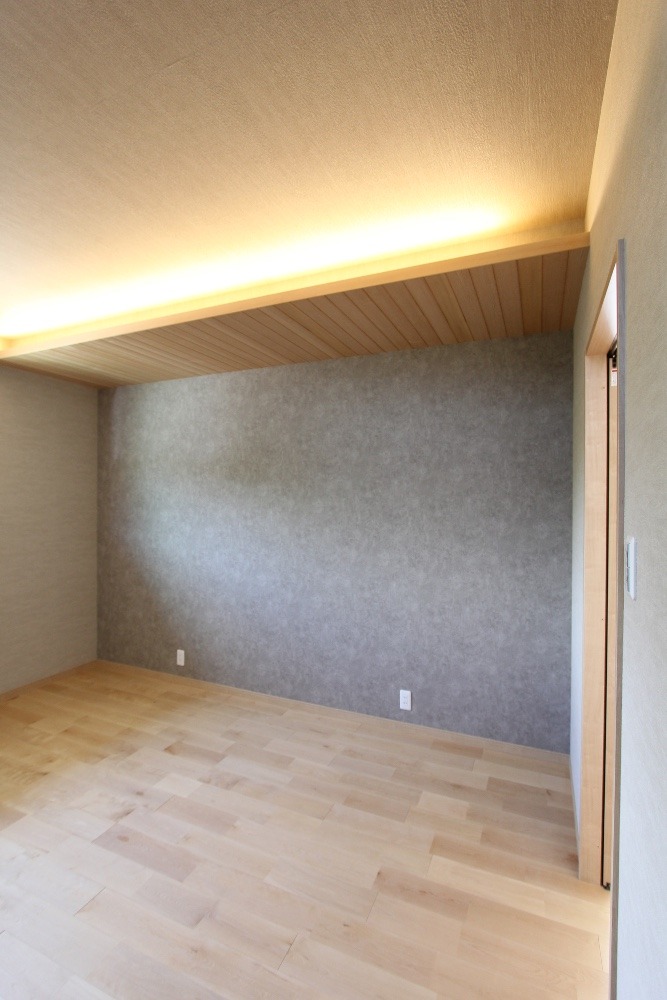 間接照明とアクセントクロスでつくる、上品で落ち着く空間