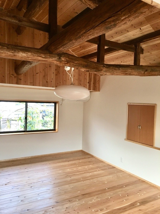 木の表情をそのまま生かした梁のある部屋