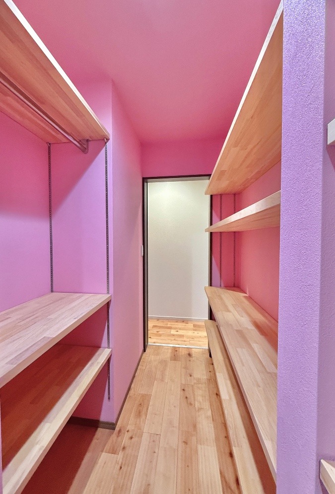 「しまう」がときめく、ピンクのファミリークロゼット