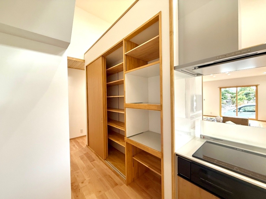 キッチン横の大容量パントリーで快適な家事動線