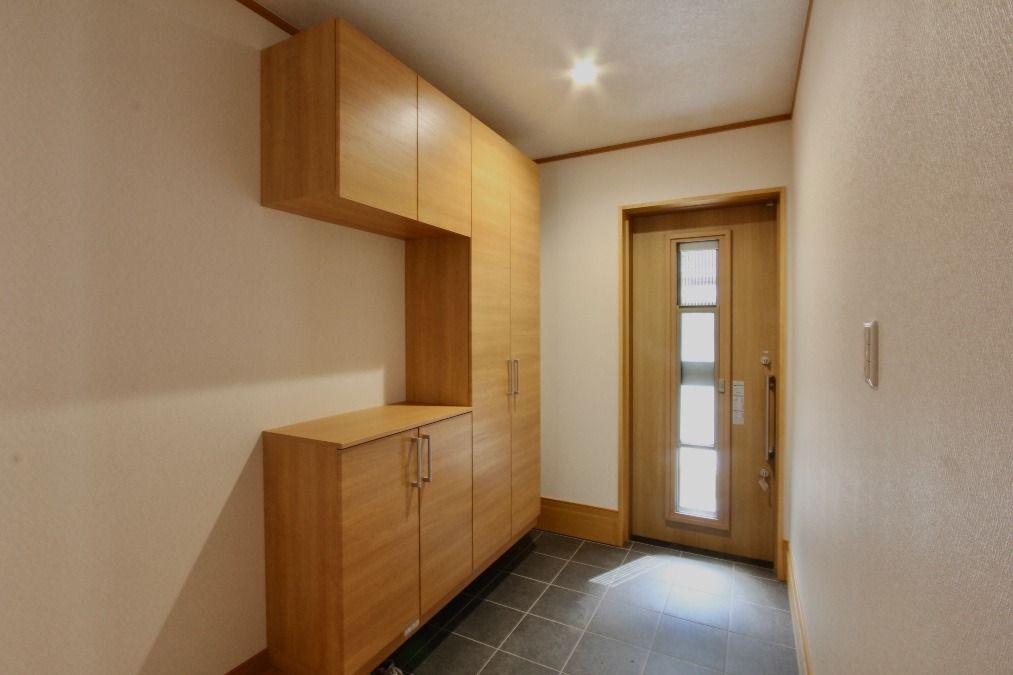 しまうも、飾るも。ちょうどいい玄関収納。