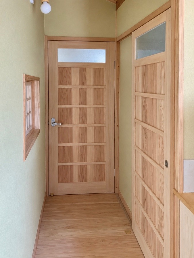 木の表情を楽しむ手作りの建具